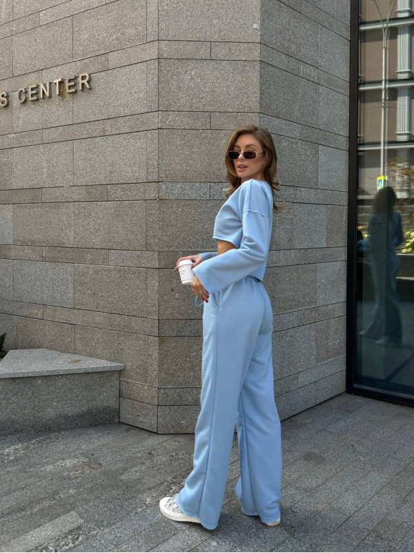 Жіночий прогулянковий костюм вільного крою блакитного кольору 29354