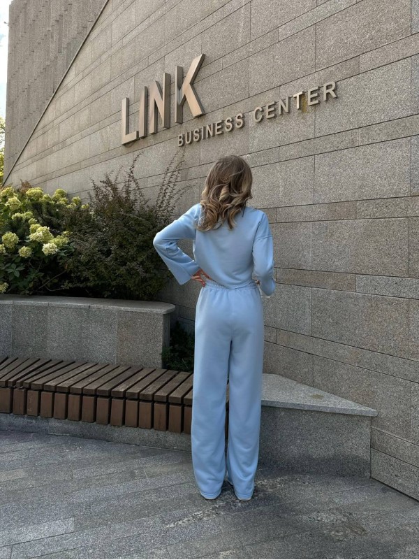 Жіночий прогулянковий костюм вільного крою блакитного кольору 29354