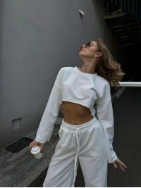 Жіночий прогулянковий костюм вільного крою молочного кольору 29355