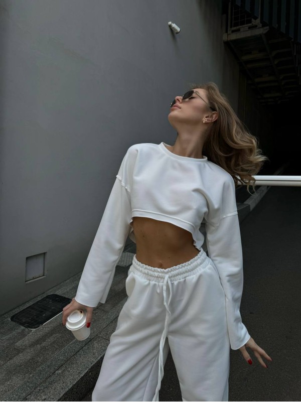 Жіночий прогулянковий костюм вільного крою молочного кольору 29355