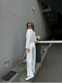 Жіночий прогулянковий костюм вільного крою молочного кольору 29355