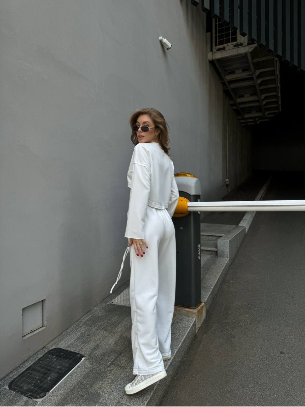 Жіночий прогулянковий костюм вільного крою молочного кольору 29355