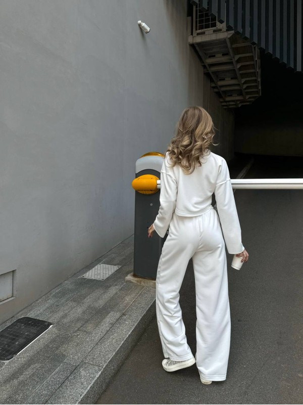 Жіночий прогулянковий костюм вільного крою молочного кольору 29355