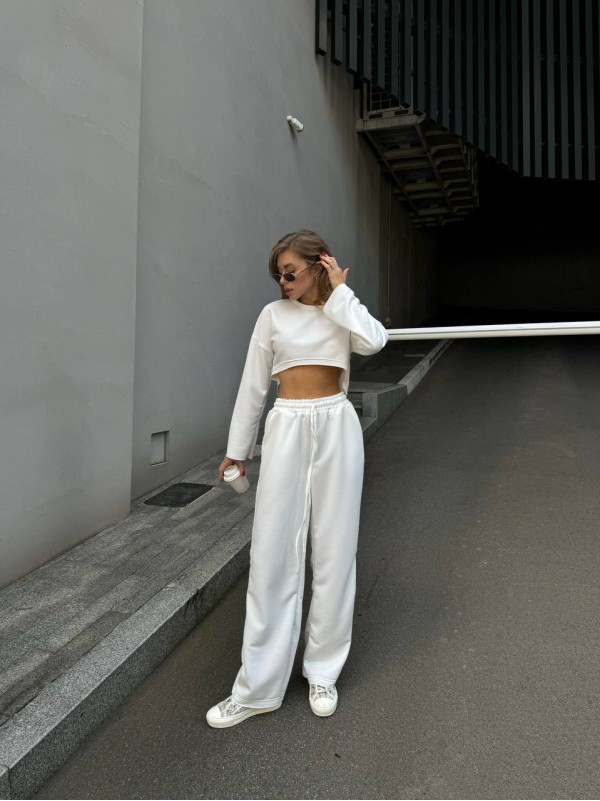 Жіночий прогулянковий костюм вільного крою молочного кольору 29355