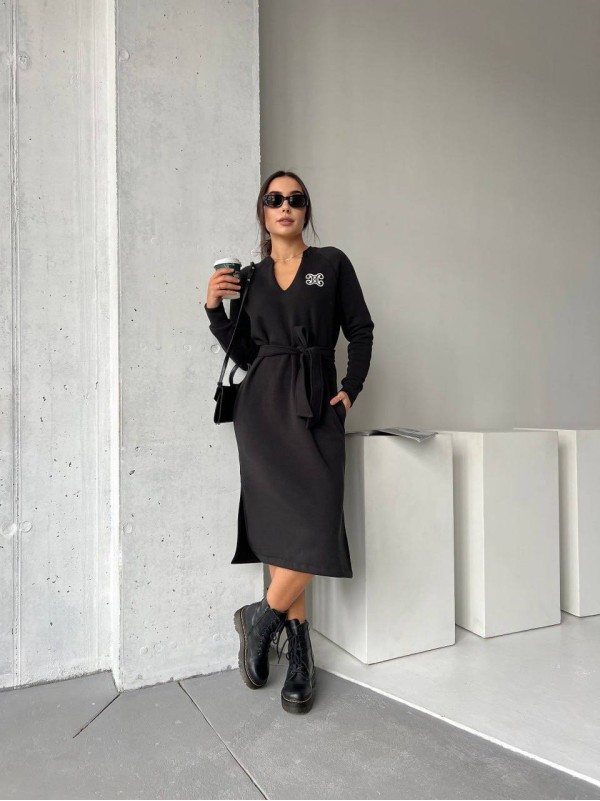 Сукня з поясом на флісі чорного кольору 29378