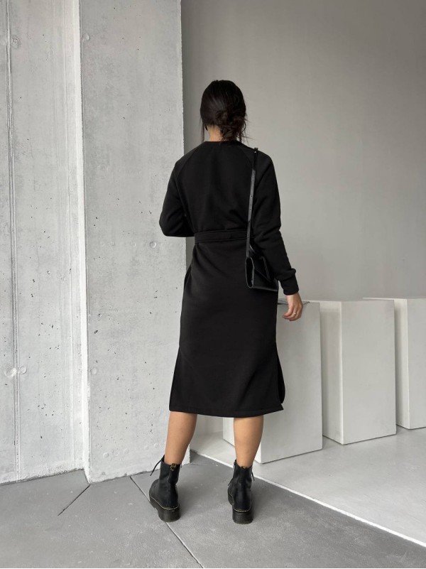 Сукня з поясом на флісі чорного кольору 29378