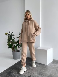 Теплий жіночий костюм з капюшоном бежевого кольору 29399