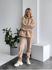 Теплий жіночий костюм з капюшоном бежевого кольору 29399