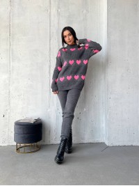 В'язаний жіночий костюм з серцями графітового кольору 29418