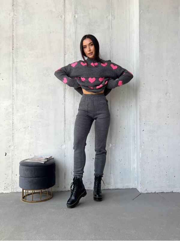 В'язаний жіночий костюм з серцями графітового кольору 29418
