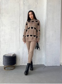 В'язаний жіночий костюм з серцями кавового кольору 29422