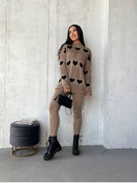 В'язаний жіночий костюм з серцями кавового кольору 29422