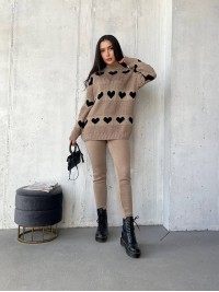 В'язаний жіночий костюм з серцями кавового кольору 29422