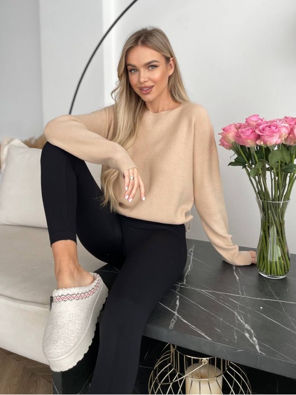 Жіночий светр на затяжках бежевого кольору 29549