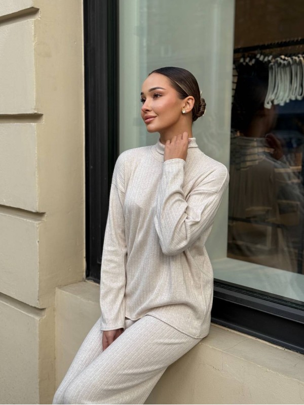 Теплий прогулянковий костюм бежевого кольору 29607