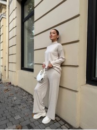 Теплий прогулянковий костюм бежевого кольору 29607