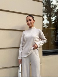 Теплий прогулянковий костюм бежевого кольору 29607