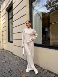 Теплий прогулянковий костюм бежевого кольору 29607