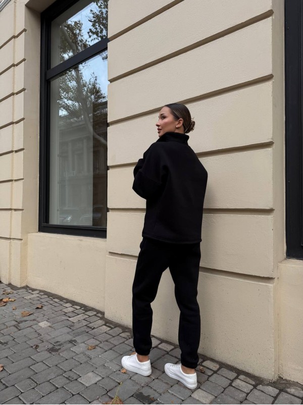 Теплий жіночий костюм чорного кольору 29612