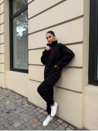 Теплий жіночий костюм чорного кольору 29612