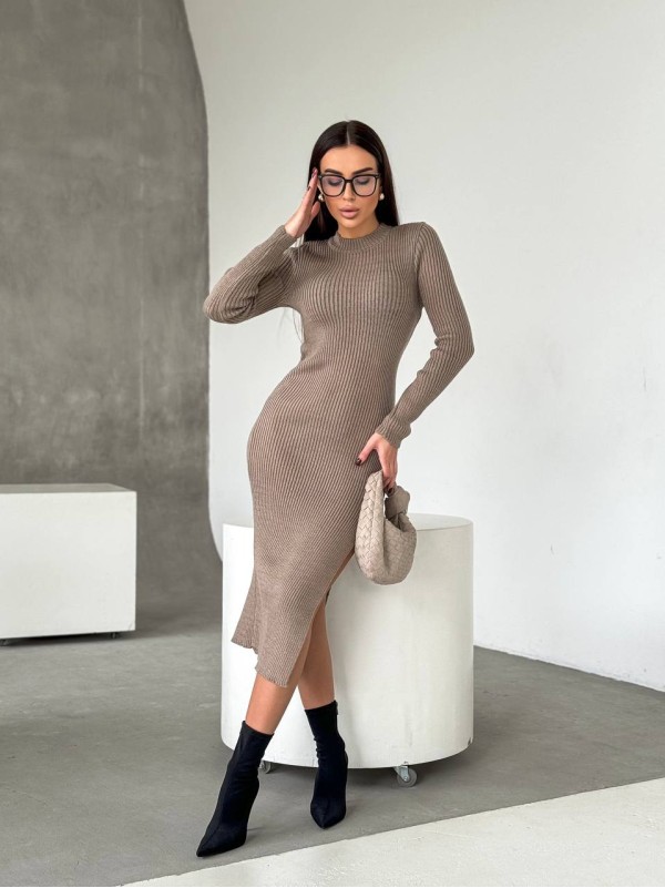 В'язана сукня міді з розрізом бежевого кольору 29671