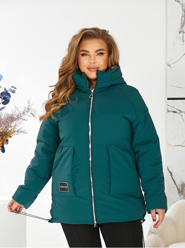 Жіноча зимова куртка з капюшоном смарагдового кольору 29757