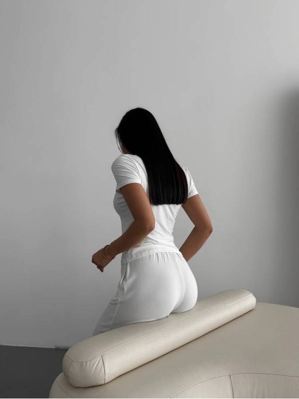 Жіночий легкий прогулянковий костюм молочного кольору 33569